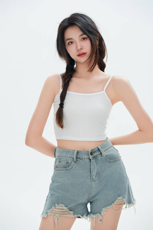 白色背景里的中国女性大学生图片