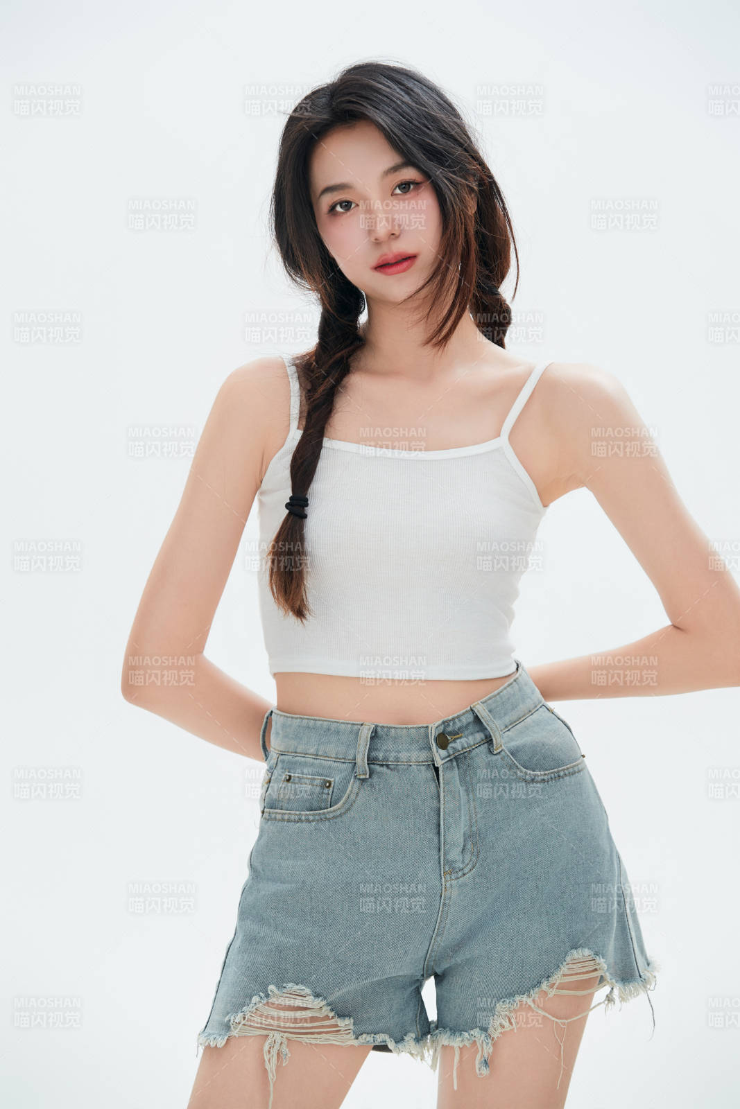 白色背景里的中国女性大学生图片