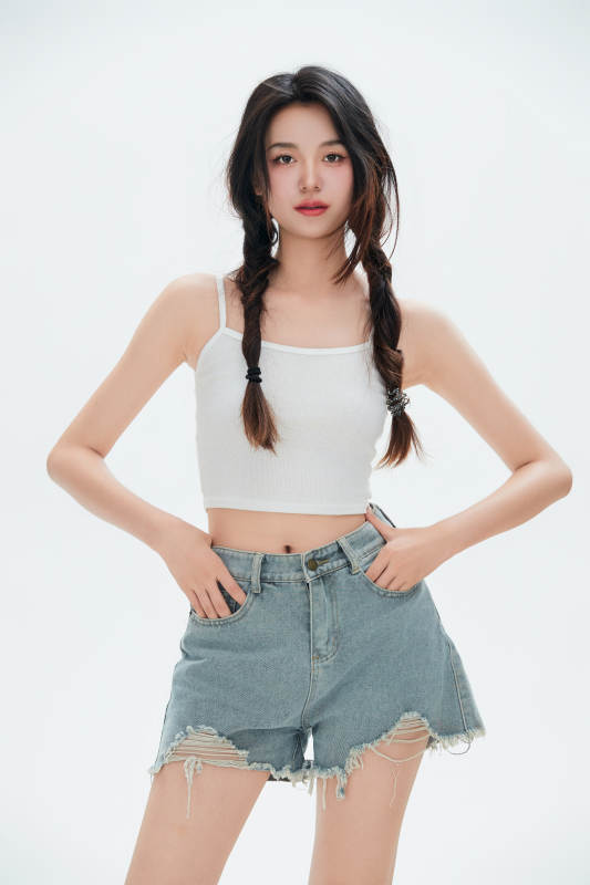 白色背景里的中国女性大学生图片