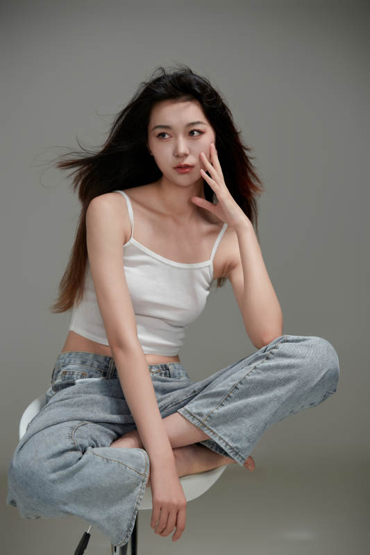 年轻活力亚洲年轻女性形象图片