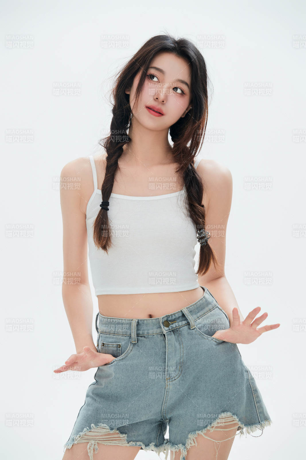 白色背景里的中国女性大学生图片