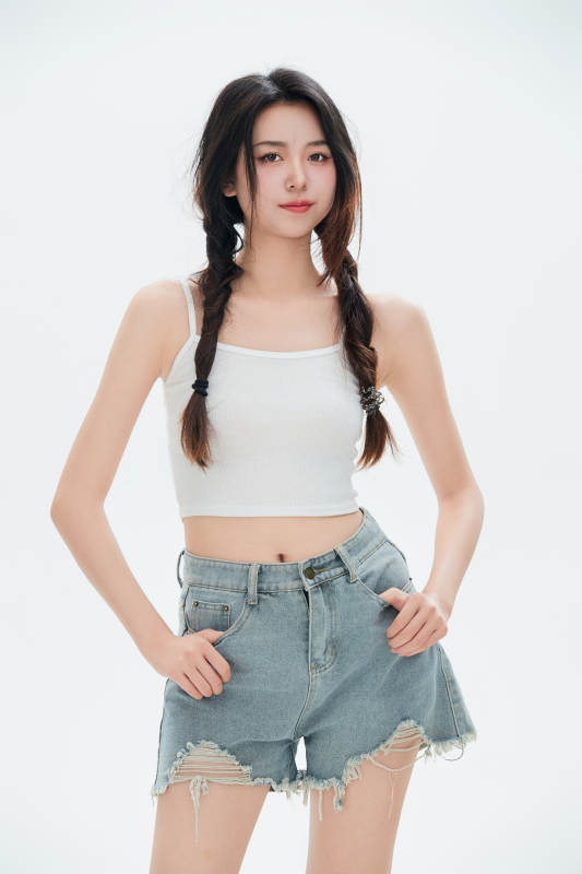 白色背景里的中国女性大学生图片