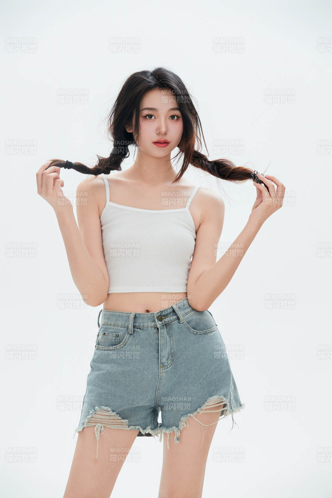 白色背景里的中国女性大学生图片