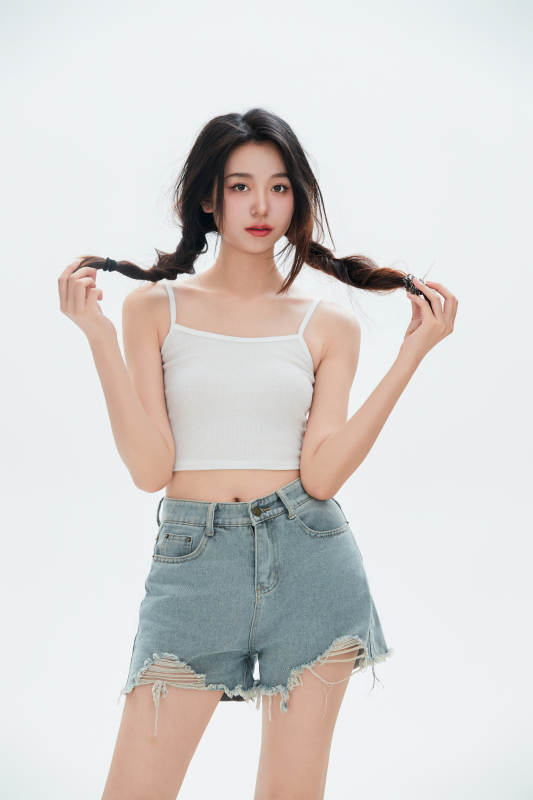 白色背景里的中国女性大学生图片