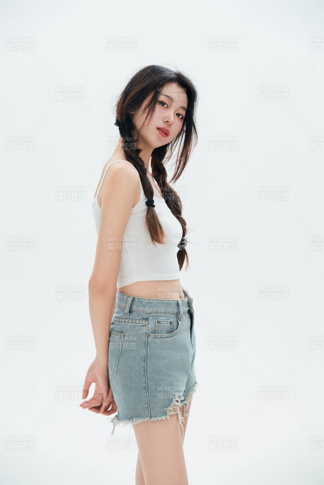 白色背景里的中国女性大学生图片
