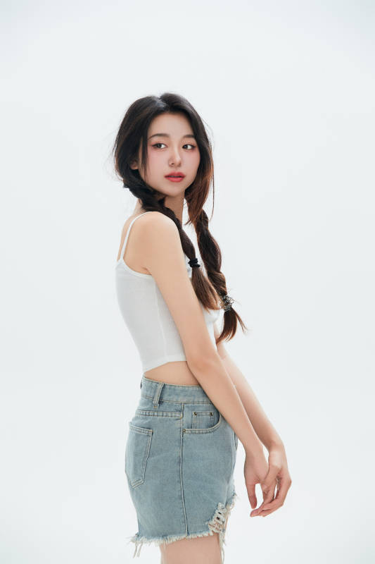 白色背景里的中国女性大学生图片