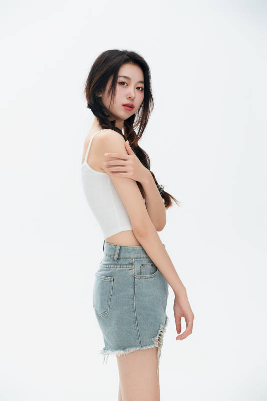 白色背景里的中国女性大学生图片