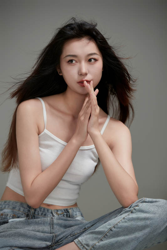 年轻活力亚洲年轻女性形象图片