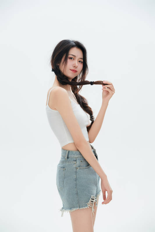 白色背景里的中国女性大学生图片