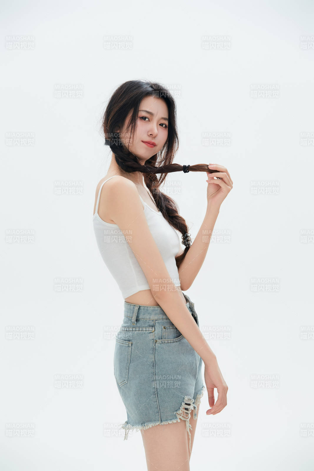 白色背景里的中国女性大学生图片