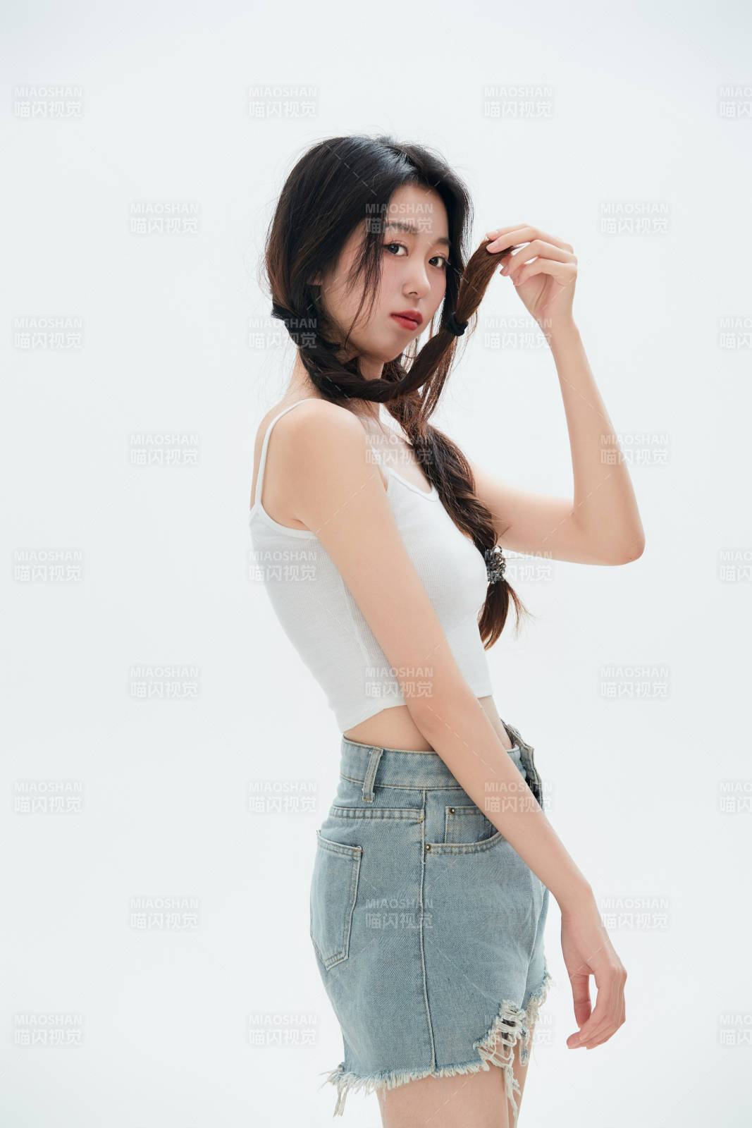 白色背景里的中国女性大学生图片