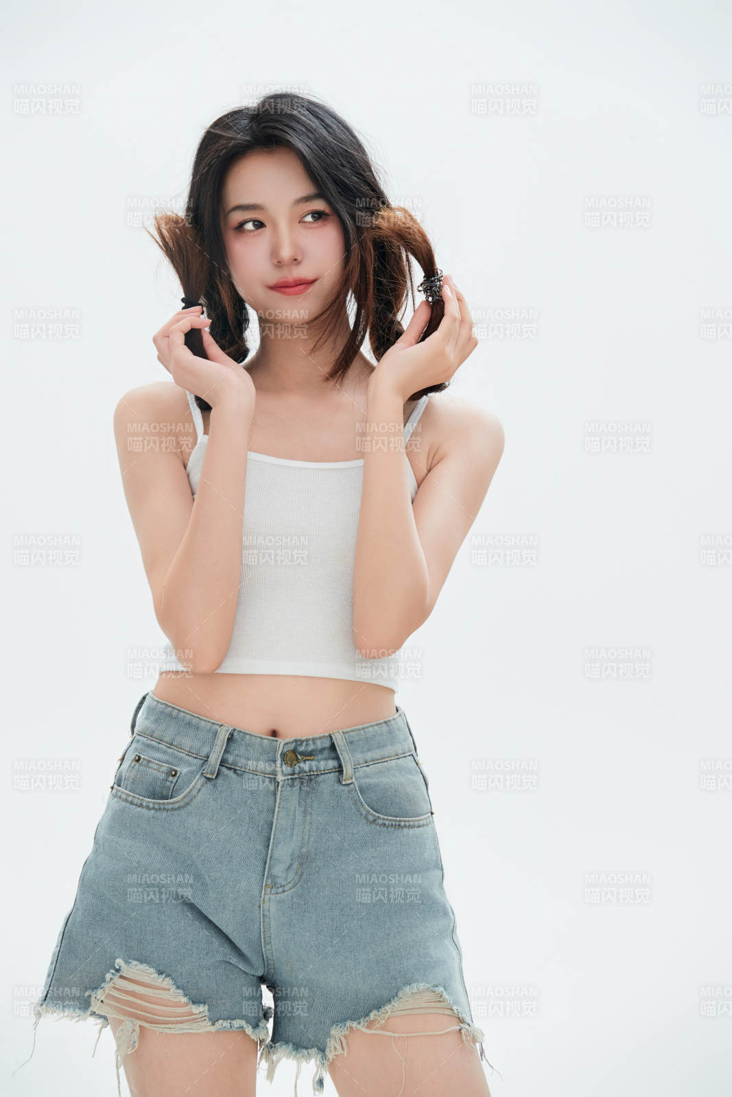 白色背景里的中国女性大学生图片