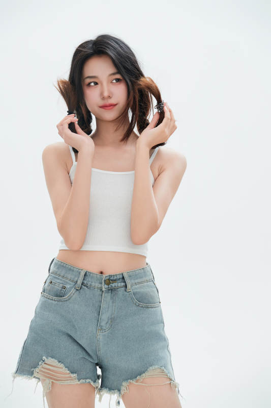 白色背景里的中国女性大学生图片