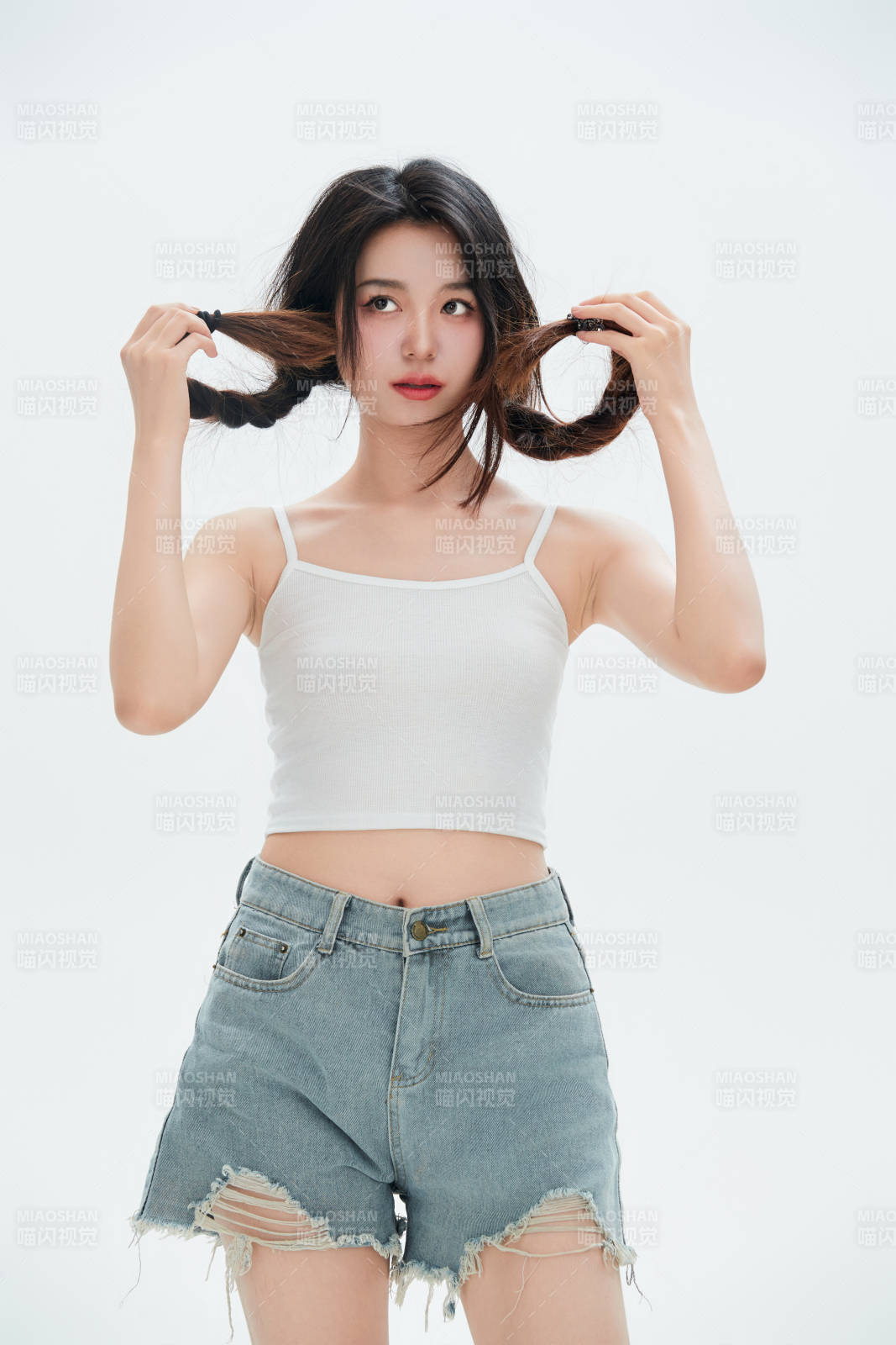 白色背景里的中国女性大学生图片