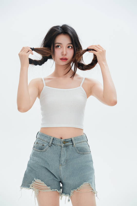 白色背景里的中国女性大学生图片