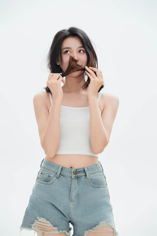 白色背景里的中国女性大学生图片