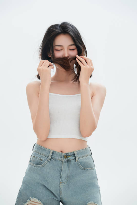 白色背景里的中国女性大学生图片