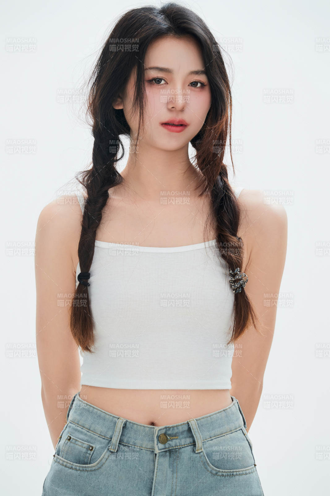 白色背景里的中国女性大学生图片