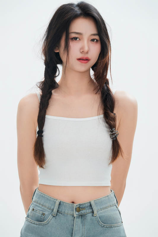 白色背景里的中国女性大学生图片