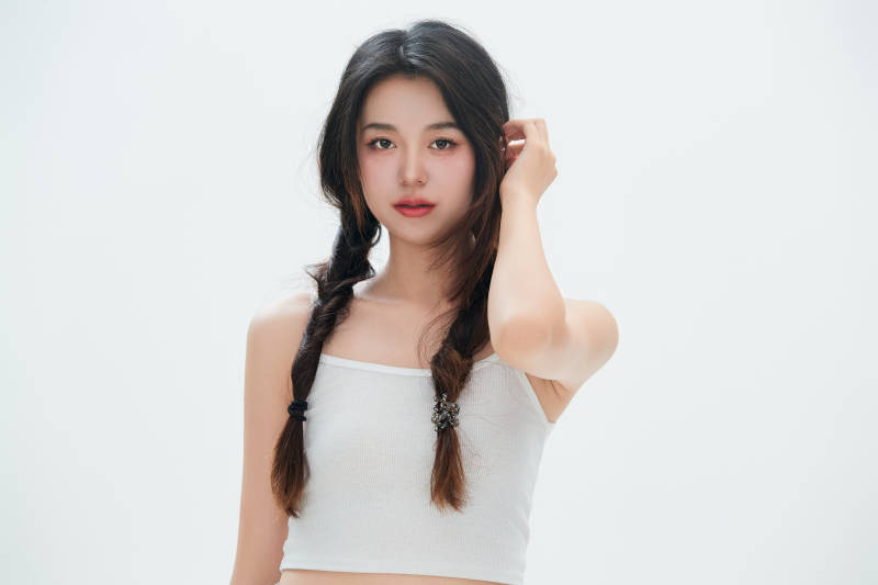 白色背景里的中国女性大学生图片