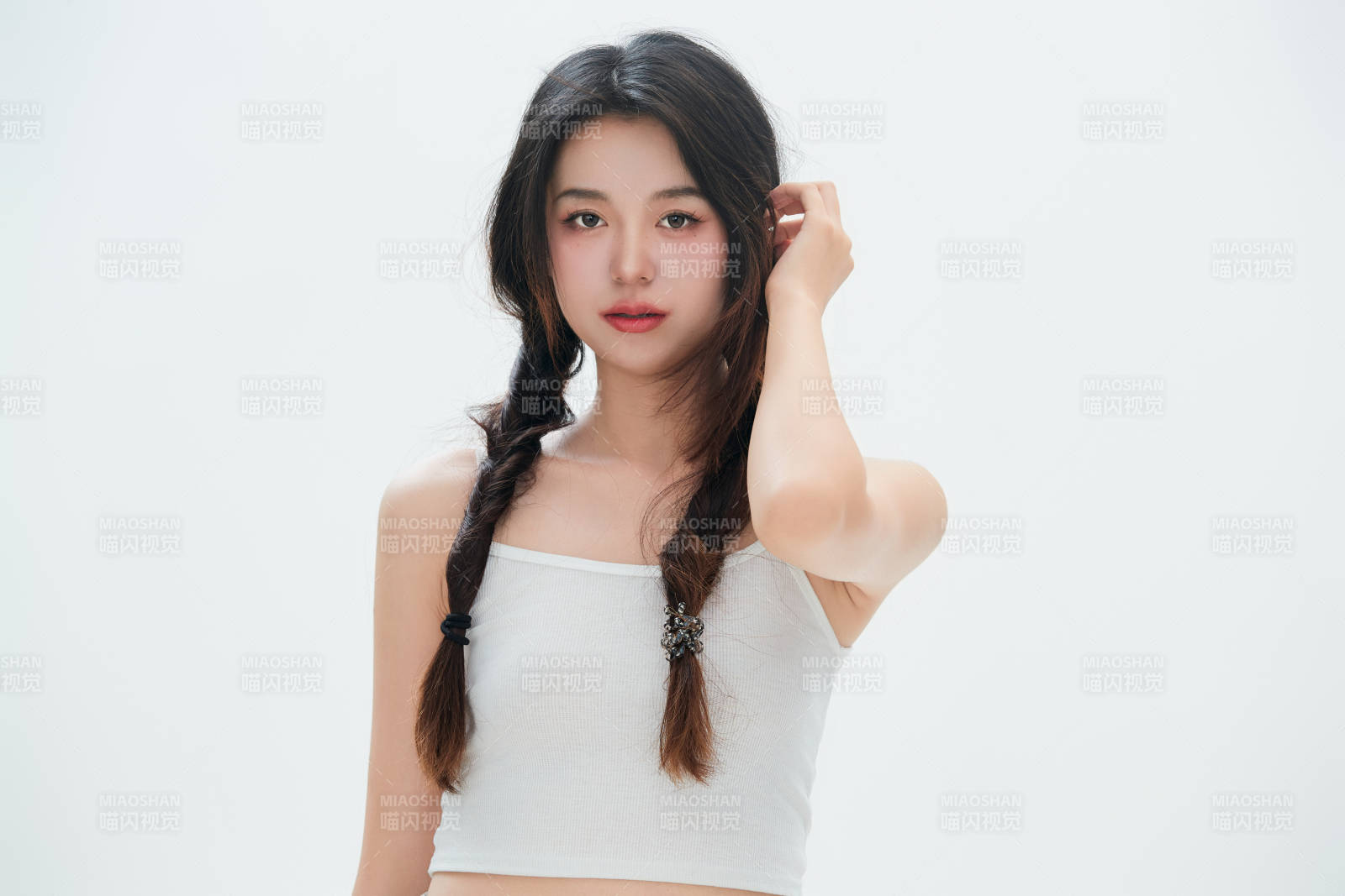 白色背景里的中国女性大学生图片