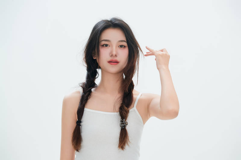 白色背景里的中国女性大学生图片