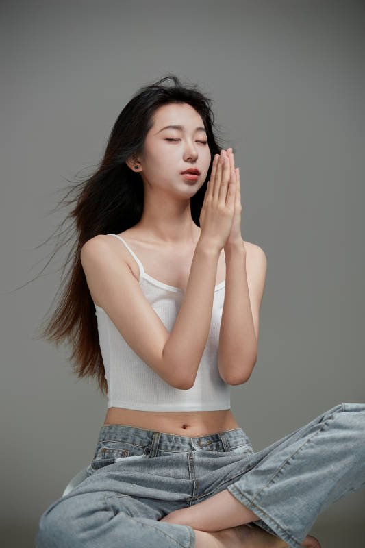 年轻活力亚洲年轻女性形象图片