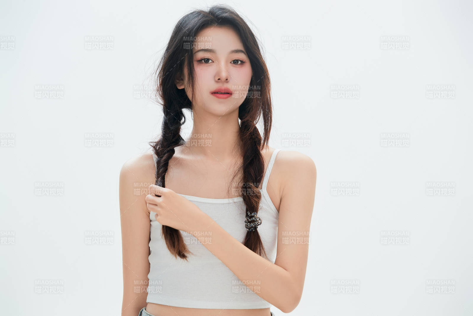 白色背景里的中国女性大学生图片