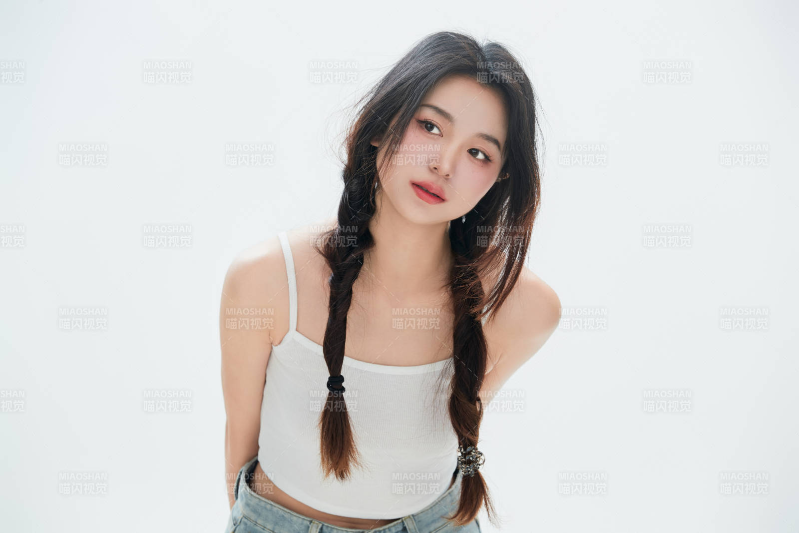 白色背景里的中国女性大学生图片