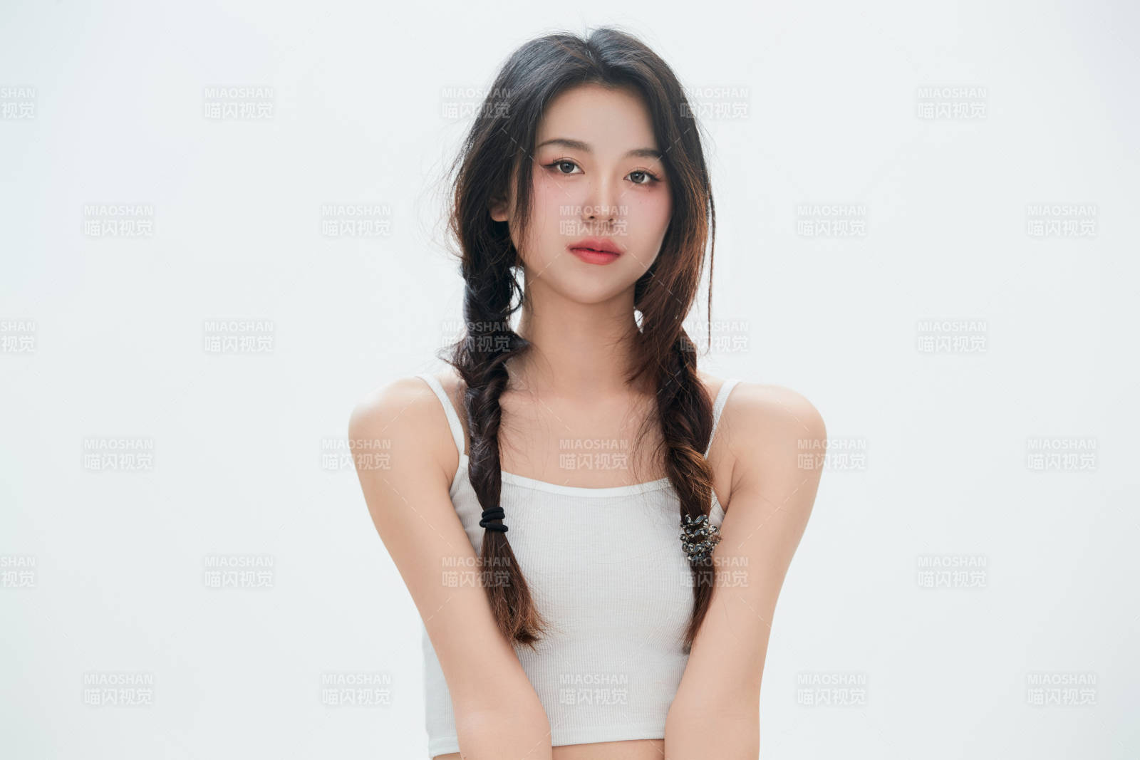 白色背景里的中国女性大学生图片