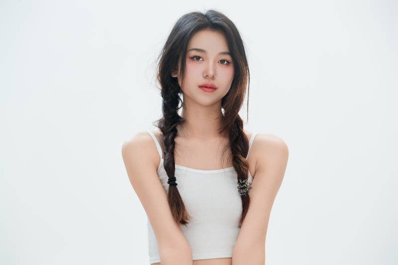 白色背景里的中国女性大学生图片