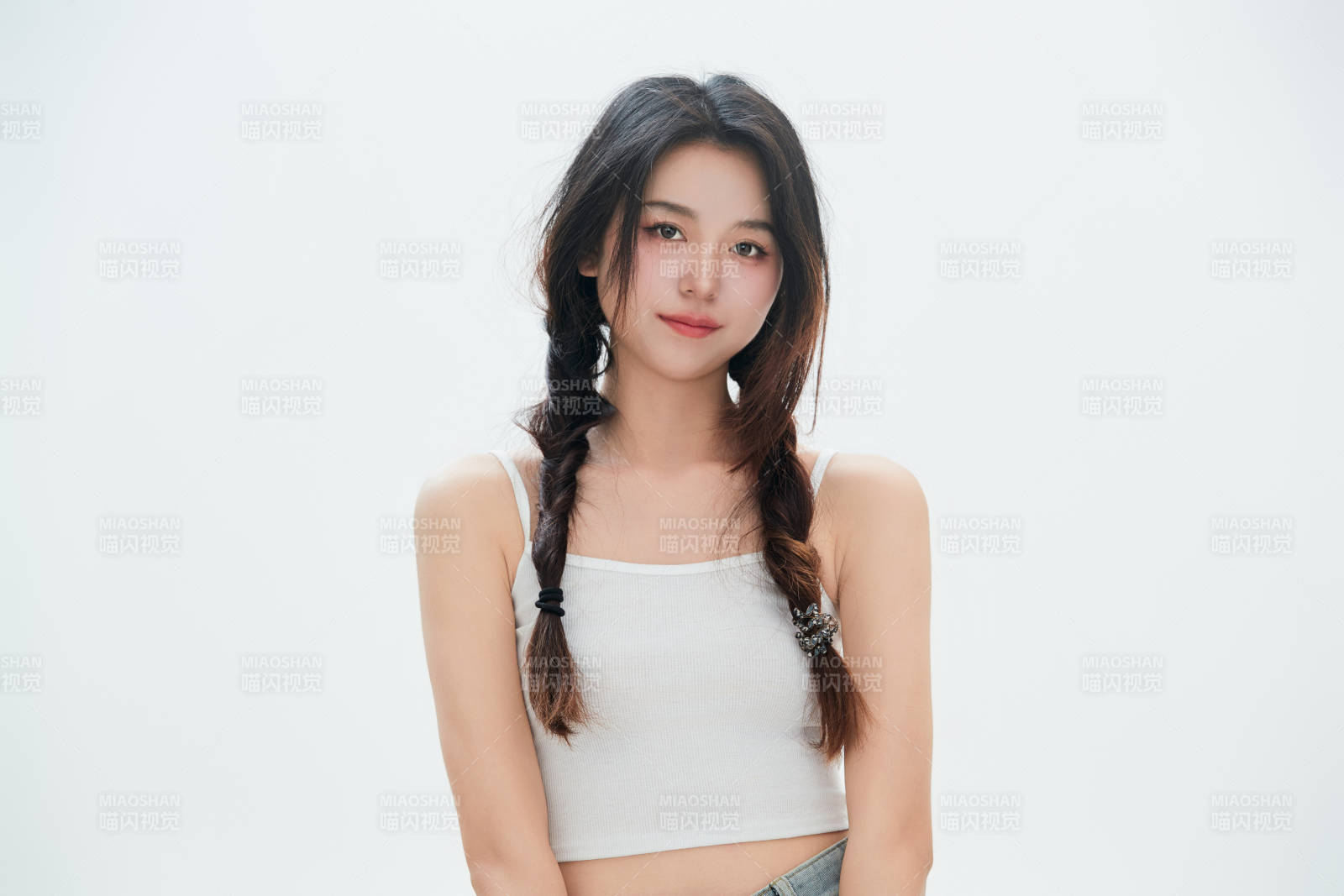 白色背景里的中国女性大学生图片