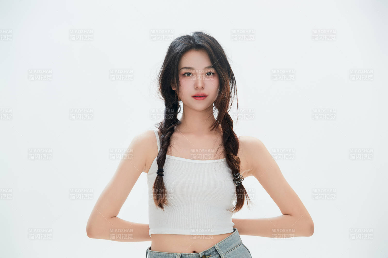 白色背景里的中国女性大学生图片