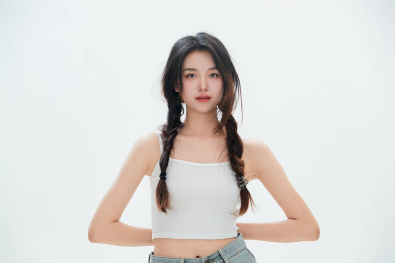 白色背景里的中国女性大学生图片