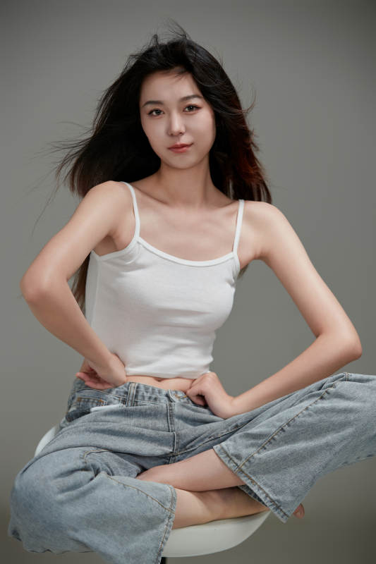 年轻活力亚洲年轻女性形象图片