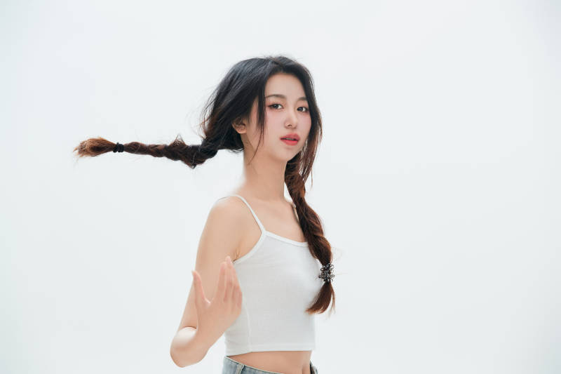 白色背景里的中国女性大学生图片