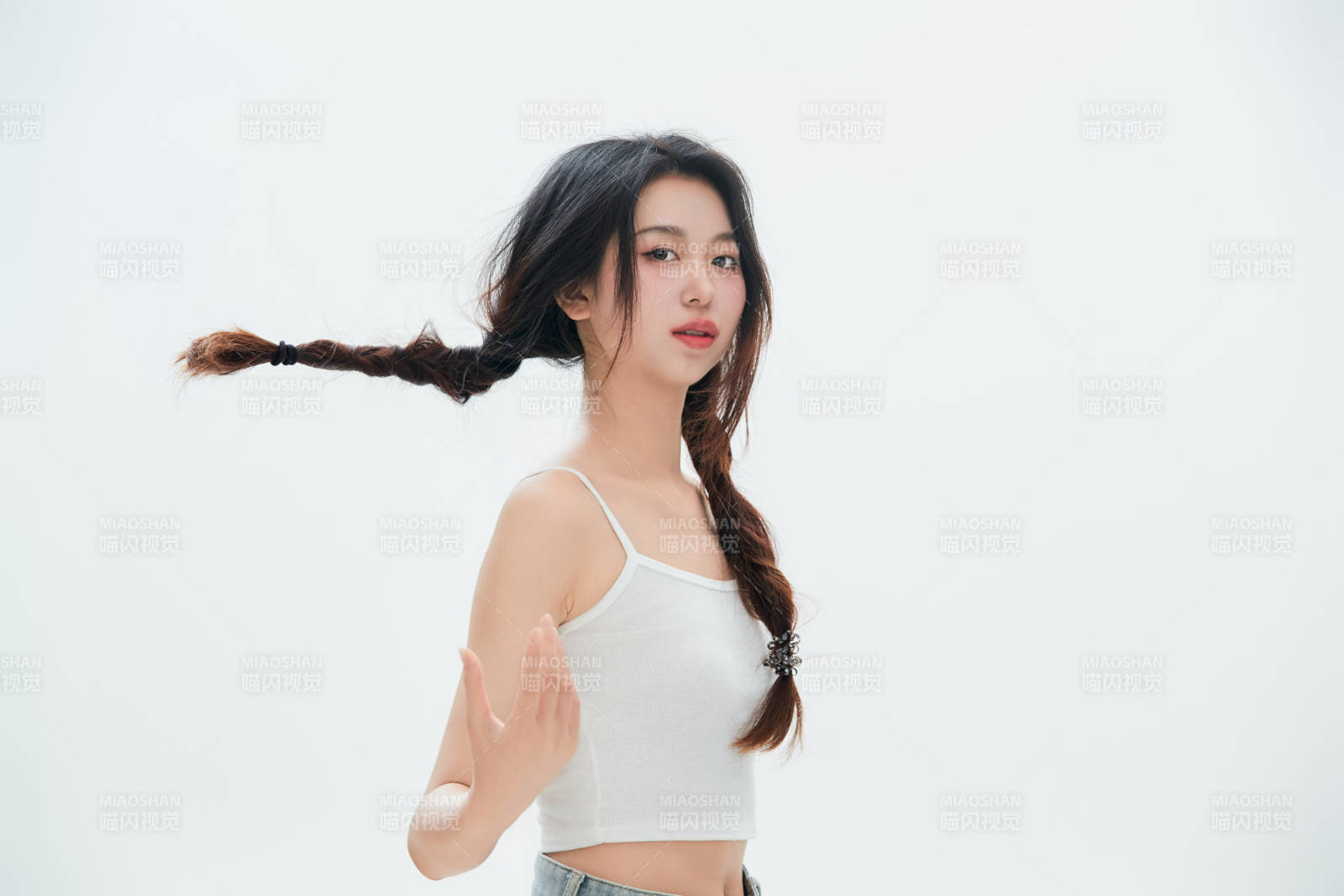 白色背景里的中国女性大学生图片