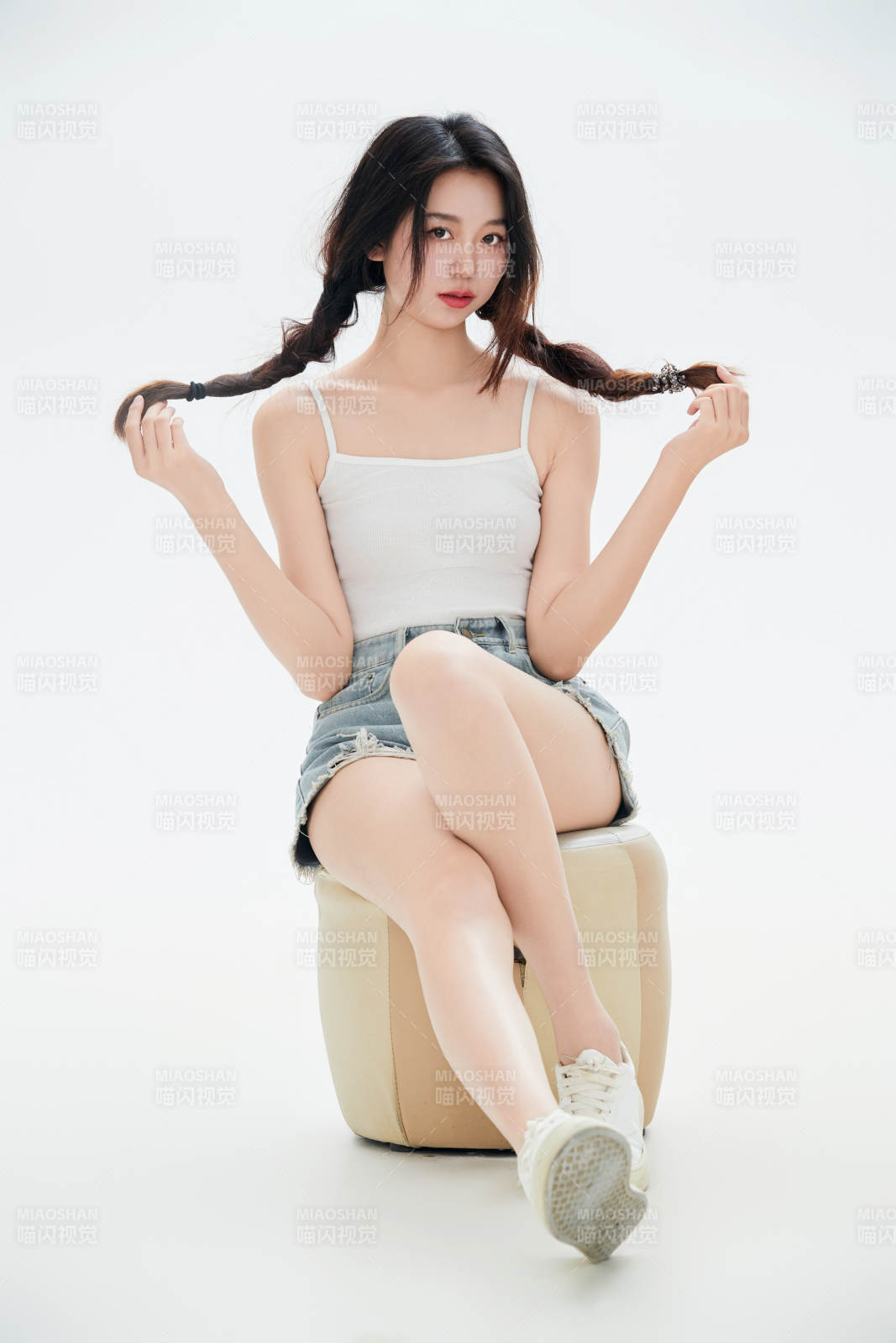 白色背景里的中国女性大学生图片