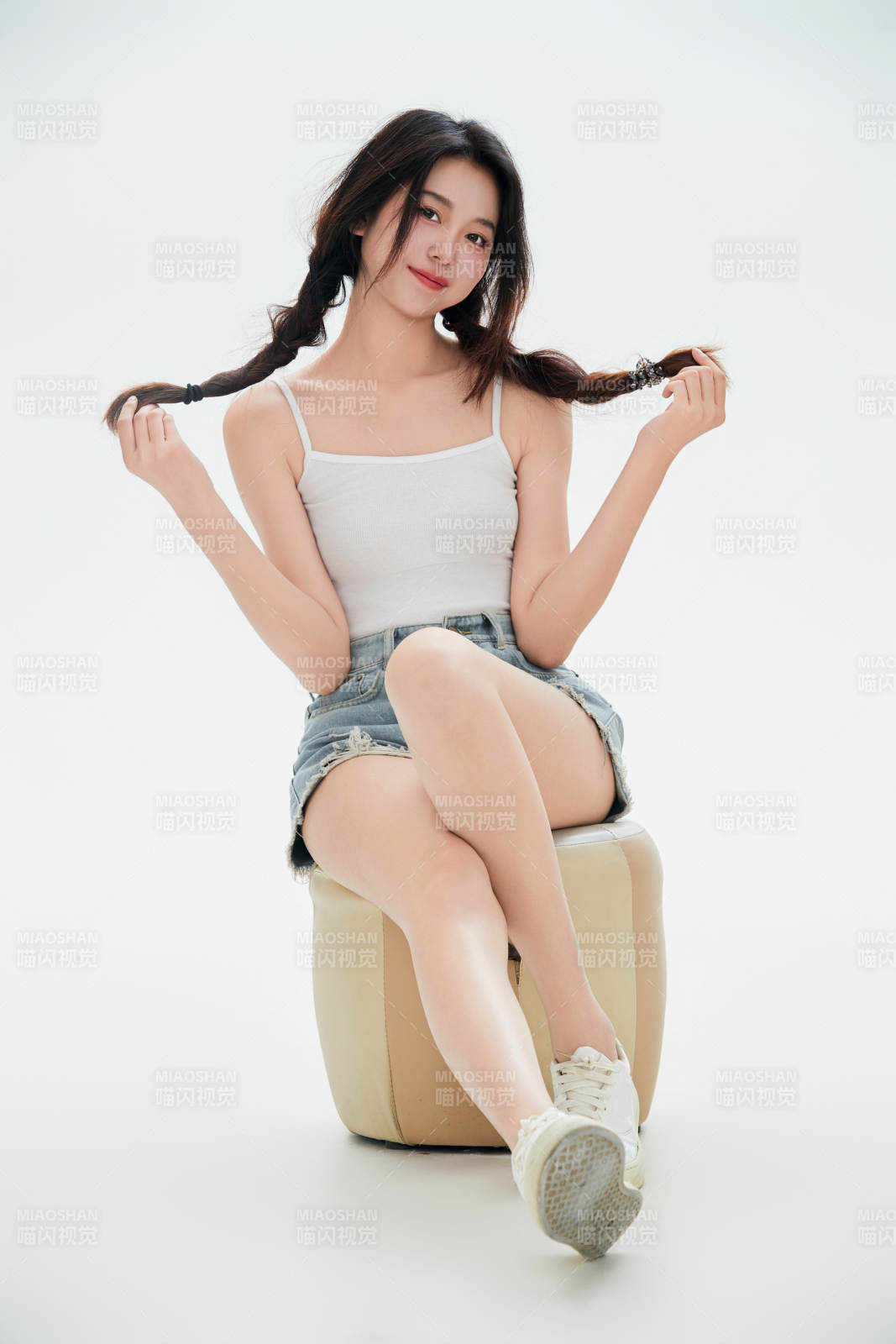 白色背景里的中国女性大学生图片