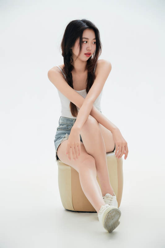 白色背景里的中国女性大学生图片