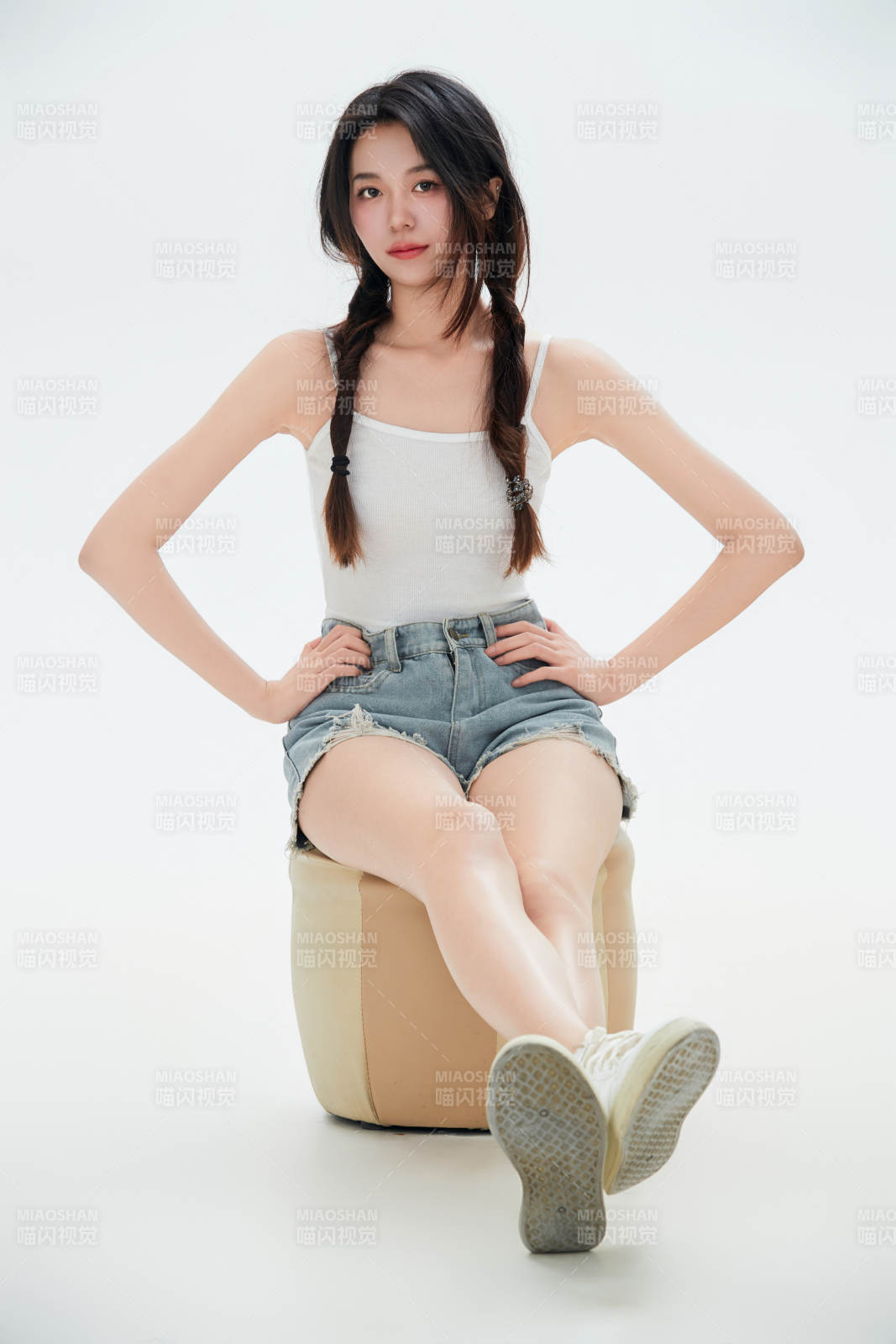 白色背景里的中国女性大学生图片