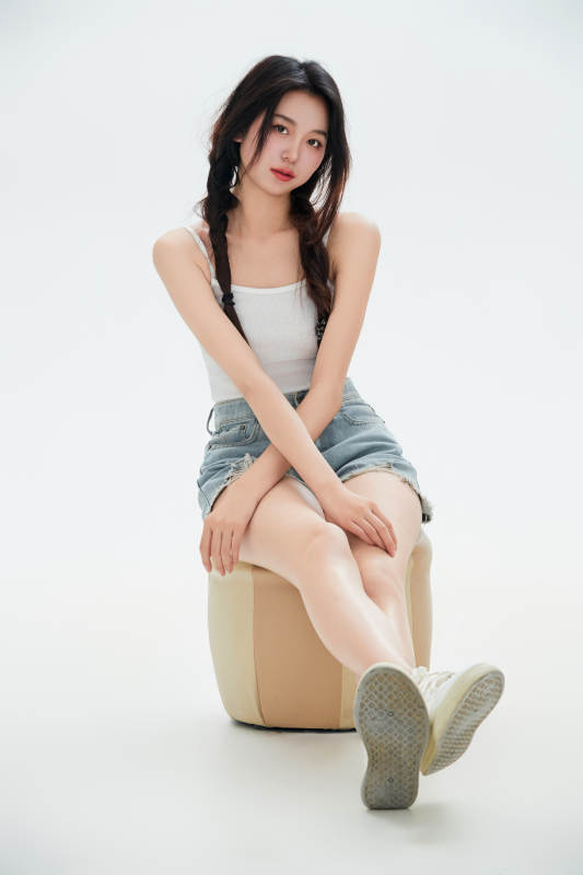 白色背景里的中国女性大学生图片