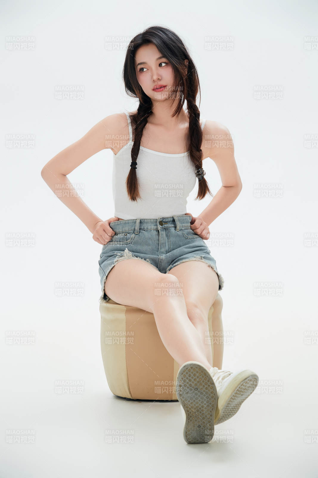 白色背景里的中国女性大学生图片