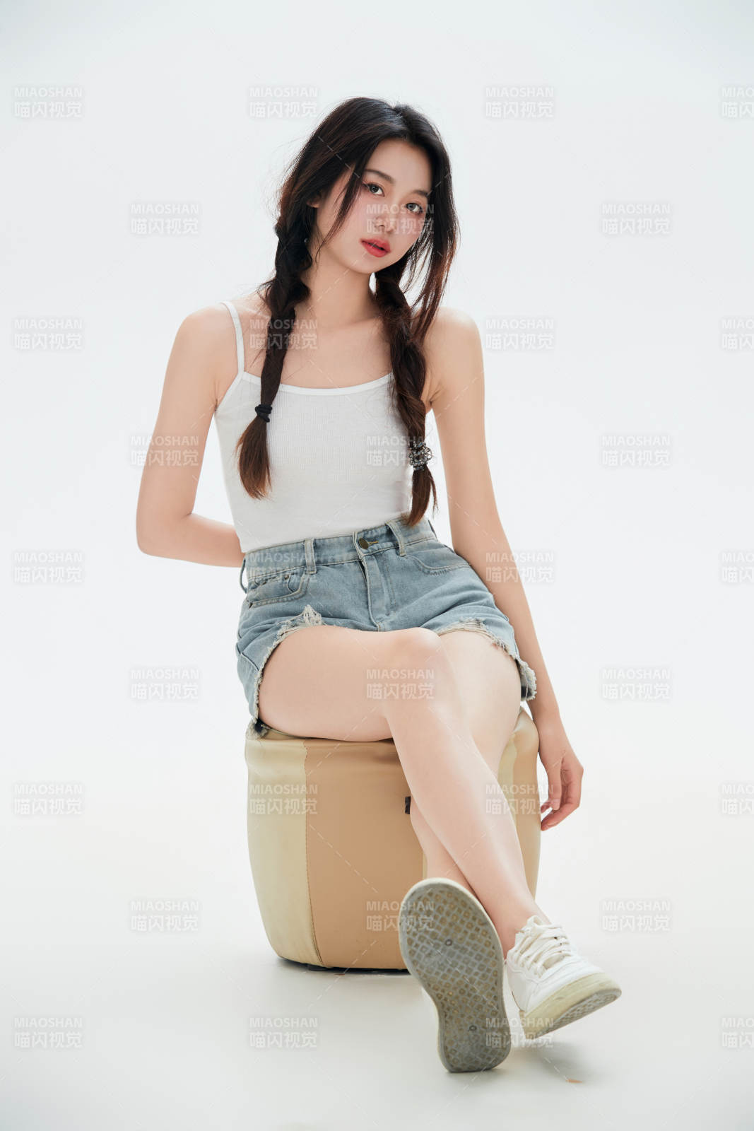 白色背景里的中国女性大学生图片