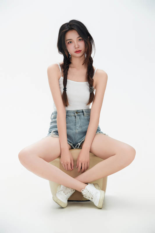 白色背景里的中国女性大学生图片