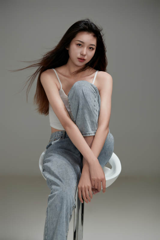 年轻活力亚洲年轻女性形象图片