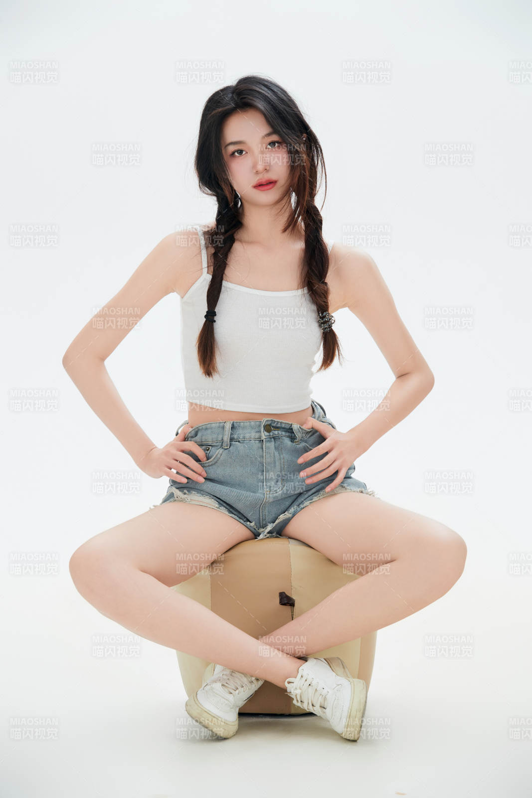 白色背景里的中国女性大学生图片