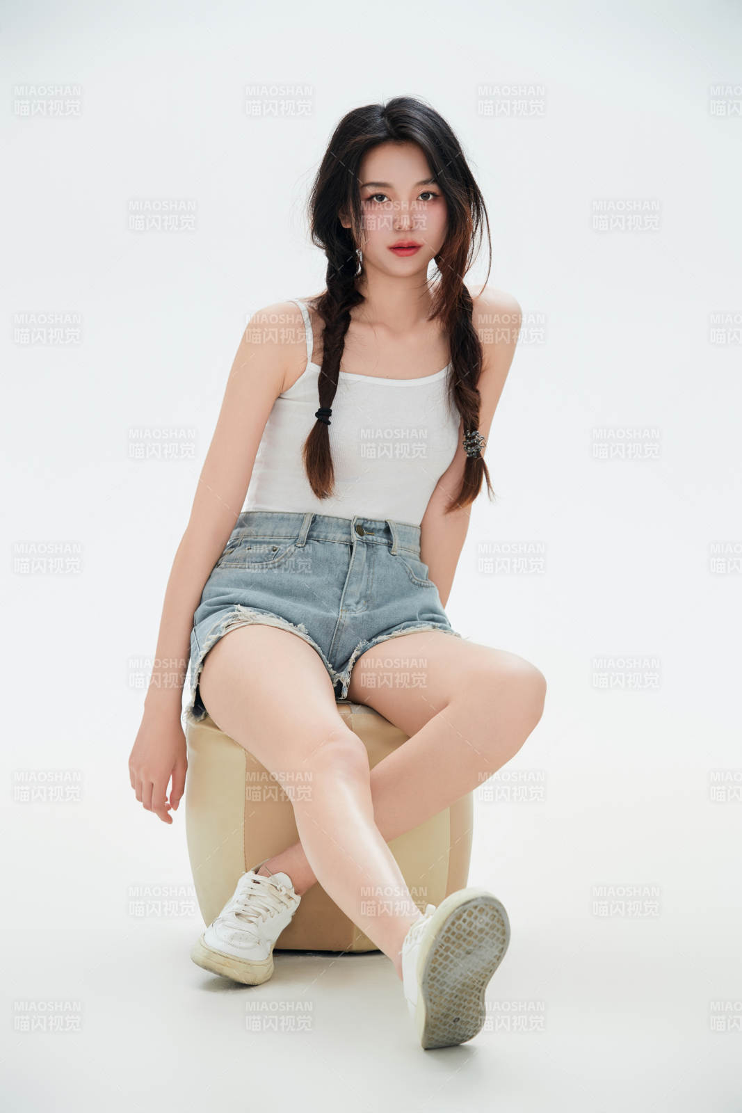 白色背景里的中国女性大学生图片