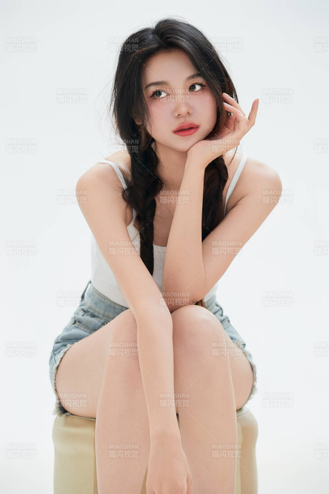 白色背景里的中国女性大学生图片