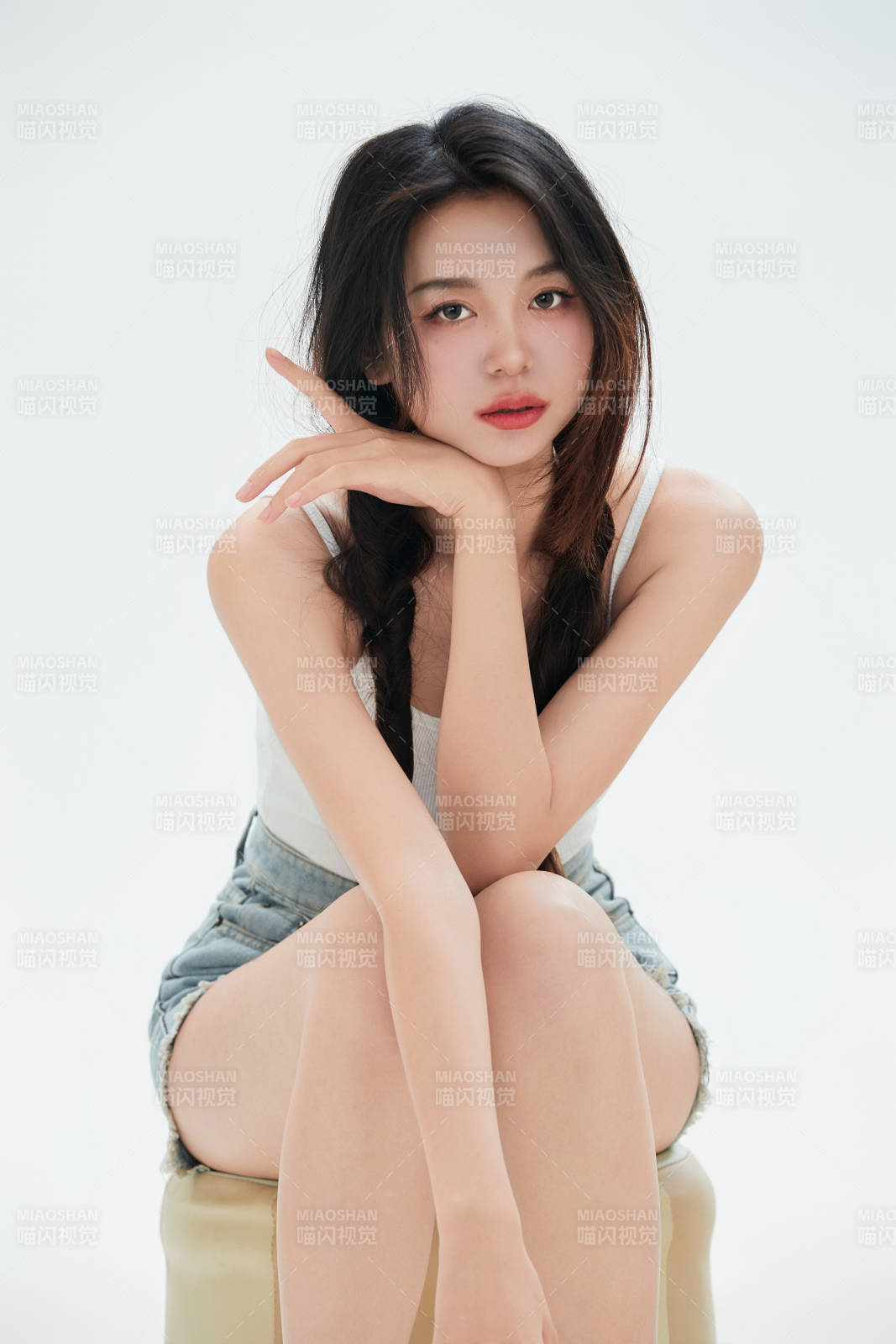 白色背景里的中国女性大学生图片